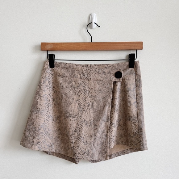 SUPERDOWN • Haze Skort in Snake Print - Picture 3 of 13